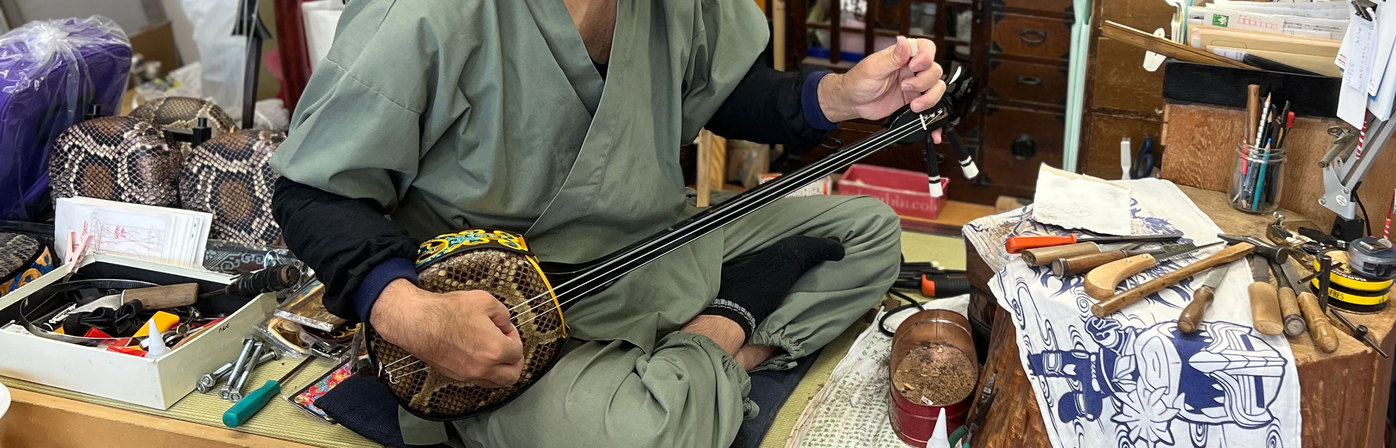 店主 清村斉が作業している様子